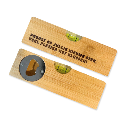 Gepersonaliseerde waterpas met flesopener