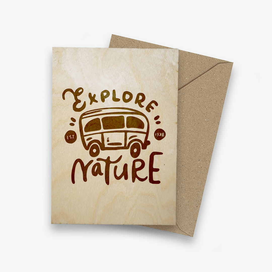 Houten ansichtkaart met tekst 'Explore nature' voor natuurliefhebbers