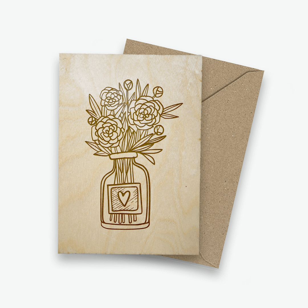 Houten ansichtkaart met gegraveerde vaas met bloemen