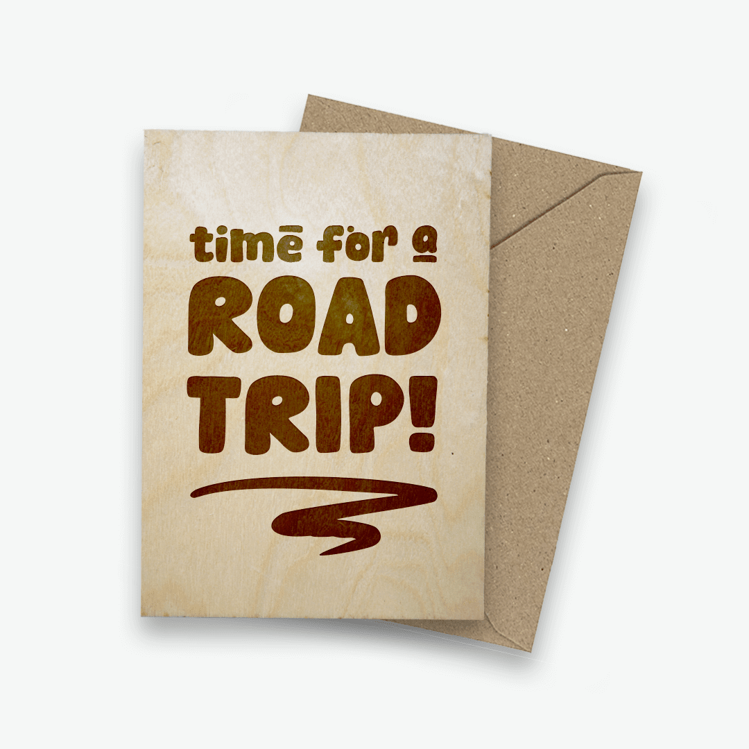 Houten ansichtkaart met tekst 'Time for a road trip!'